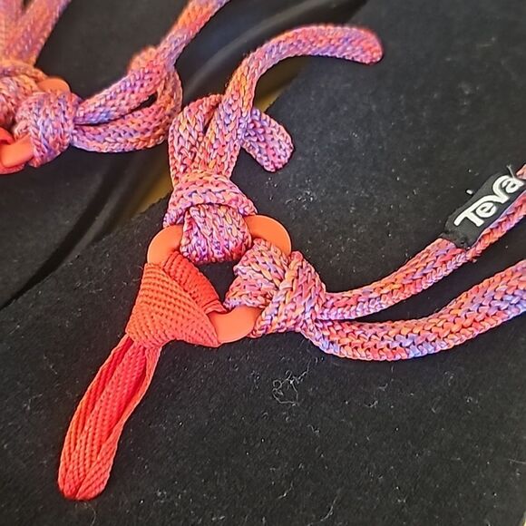 Teva women's like new flip flops size 7 - Picture 2 of 8